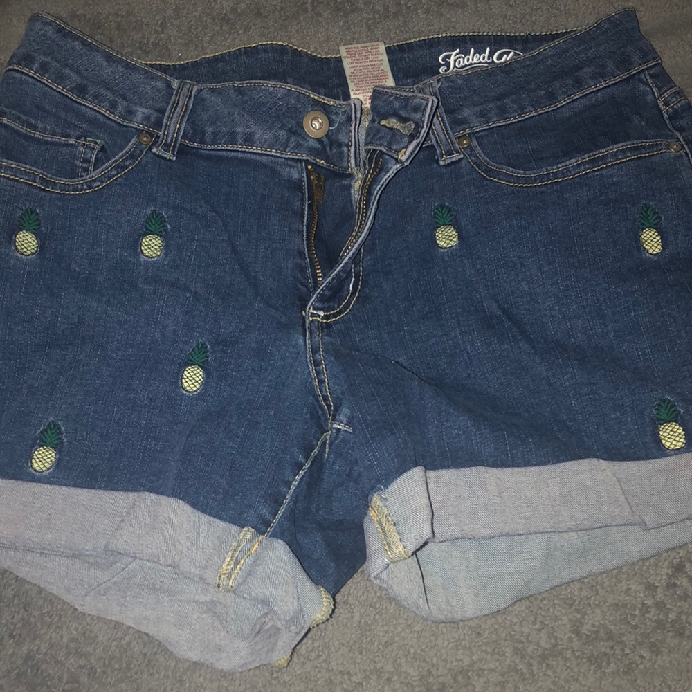 Denim shorts with pineapple prints